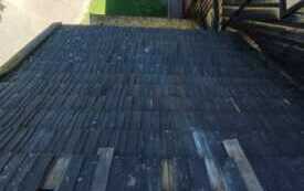 Kości&oacute;ł parafialny w Raciechowicach wymiana gont&oacute;w na kalenicy nad wejściem do kościoła