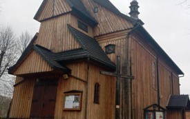 Kości&oacute;ł parafialny w Raciechowicach widok og&oacute;lny