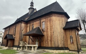 Kości&oacute;ł parafialny w Raciechowicach połacie dachu po konserwacji