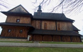 Kości&oacute;ł parafialny w Raciechowicach połacie dachowe po konserwacji od strony p&oacute;łnocnej