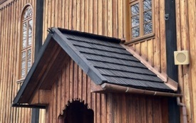 Kości&oacute;ł parafialny w Raciechowicach gont po konserwacji
